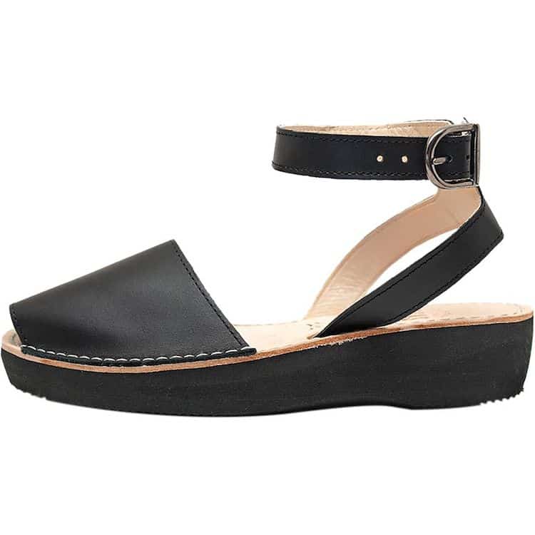 Must-Have Beach Essentials to Pack for Summer 9 BLA