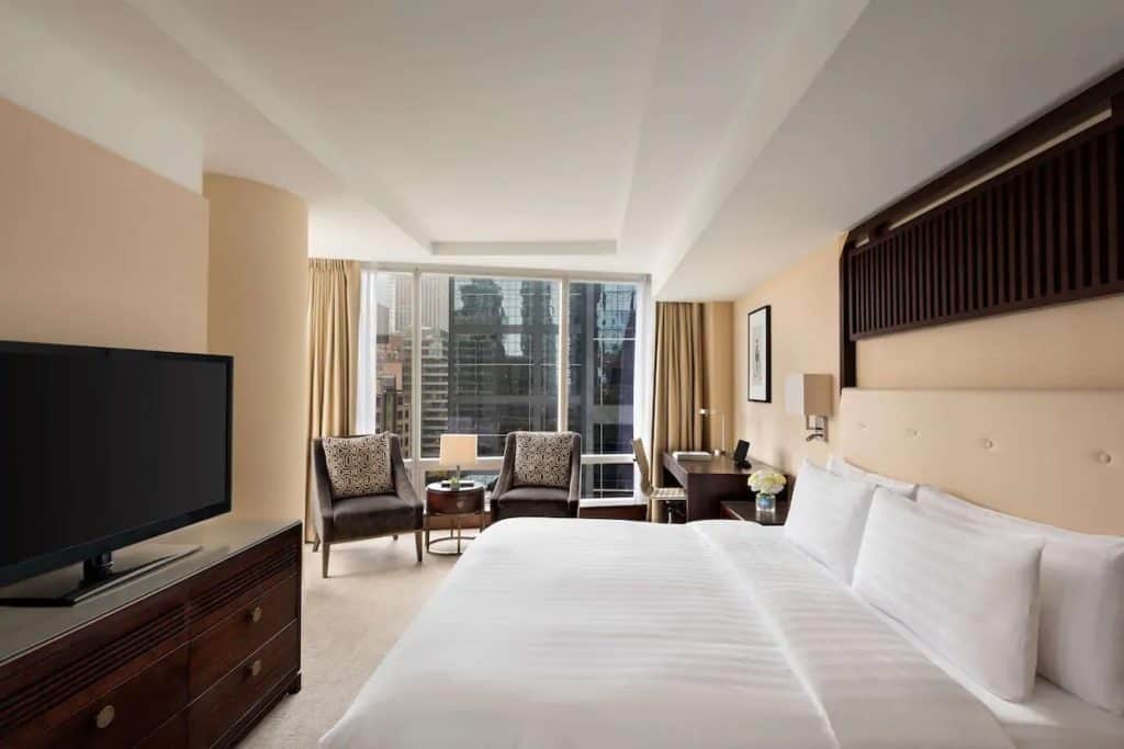 15 Best Hotels in Toronto with Private Hot Tubs (2024) 1 King bed in the Shangri-La Hotel