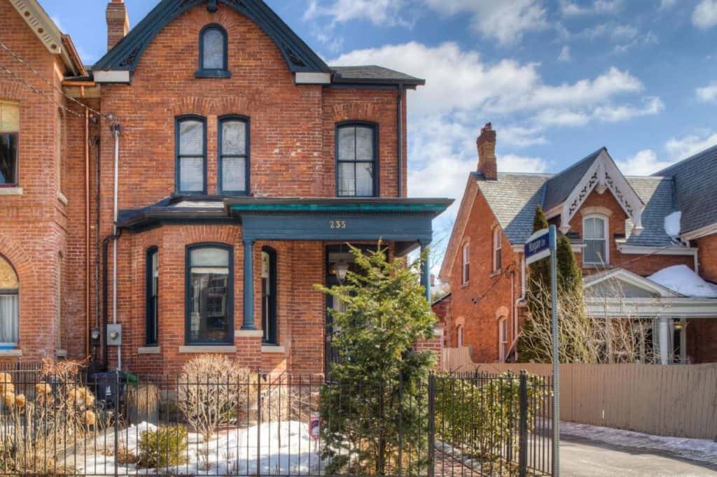 15 Best Hotels in Toronto with Private Hot Tubs (2024) 12 Exterior of the Downtown Luxury Victorian Retreat Hotel