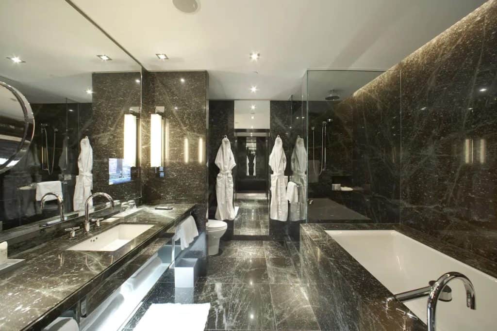 15 Best Hotels in Toronto with Private Hot Tubs (2024) 25 Jacuzzi suite in room in Toronto