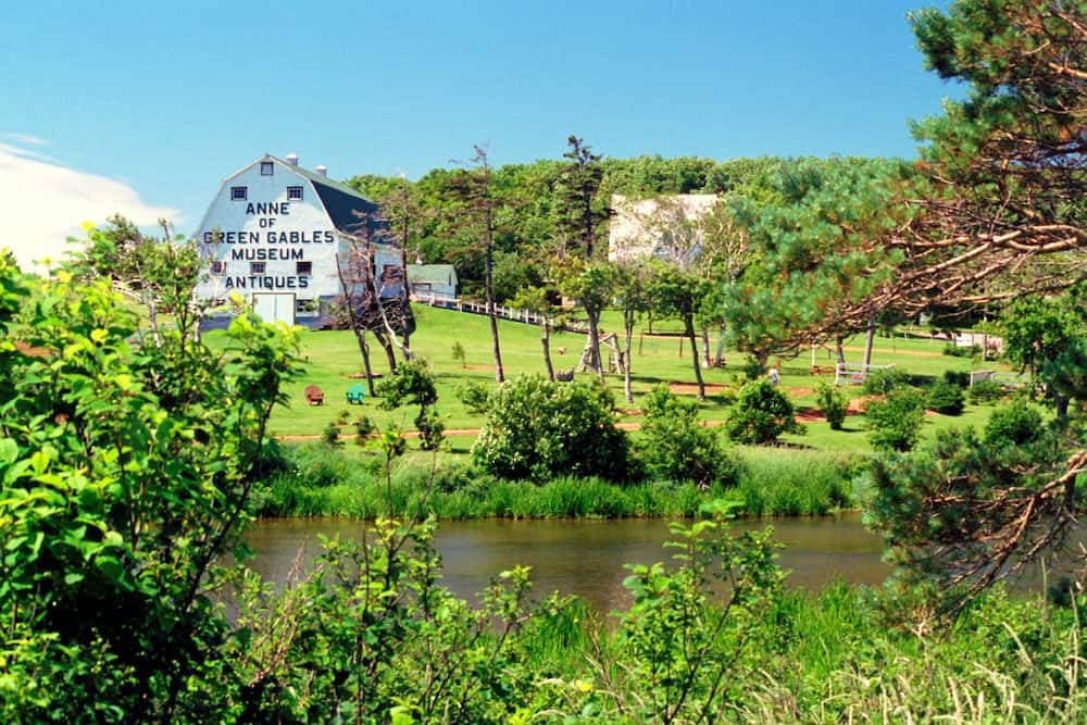 83 Bucket List Canada Things to Do in 2025 from a Canadian 21 Anne of Green Gables home in PEI - a barn with green fields.