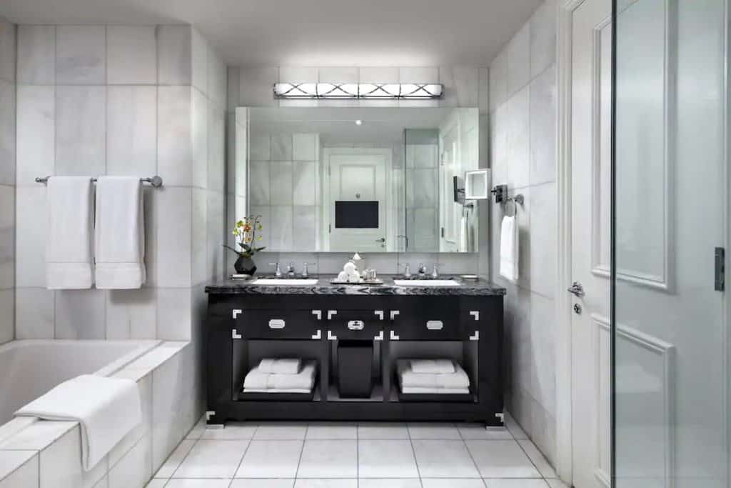 15 Best Hotels in Toronto with Private Hot Tubs (2024) 17 Private bath in the lesser jacuzzi suites in Downtown Toronto