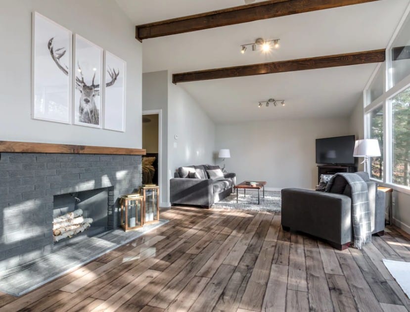 20 Cozy Cabins in Ontario for an Autumn Weekend Getaway 4 Interior of a rustic cabin in Ontario with a fireplace