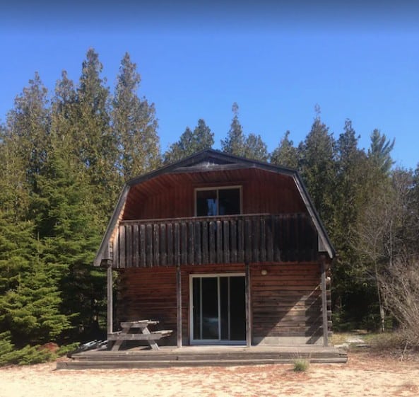 20 Cozy Cabins in Ontario for an Autumn Weekend Getaway 3 rustic log cabin in Ontario