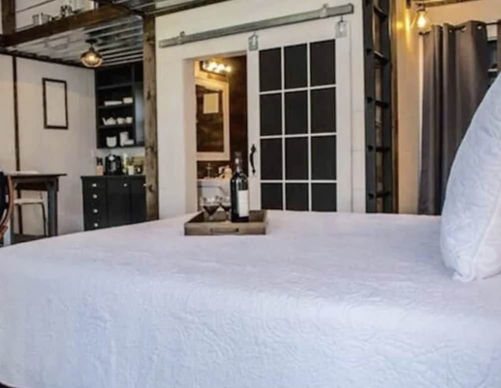20 Cozy Cabins in Ontario for an Autumn Weekend Getaway 13 Interior of a cozy cabin for rent with modern finishings in Canada