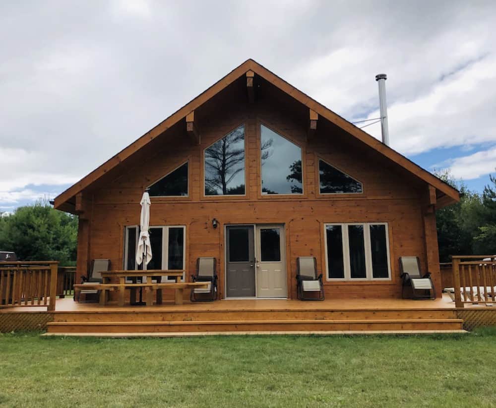 20 Cozy Cabins in Ontario for an Autumn Weekend Getaway 7 A frame log cabin in Ontario for a cozy autumn weekend