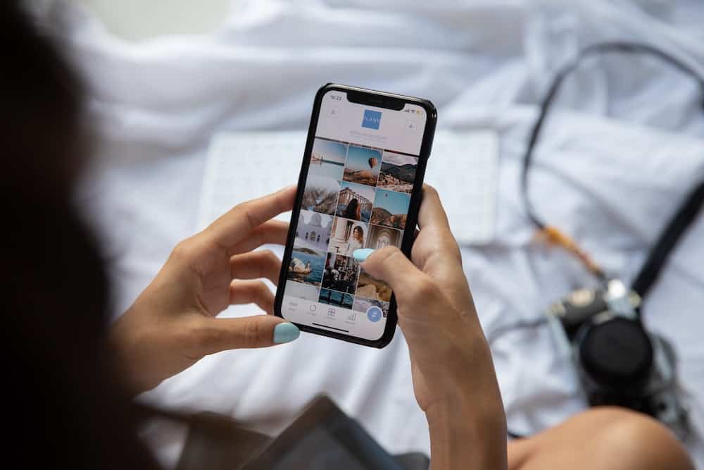 Top Side Hustle Ideas for Canadians from Someone Who's Done Them! 4 Woman working on instagram side hustle on her cell phone.