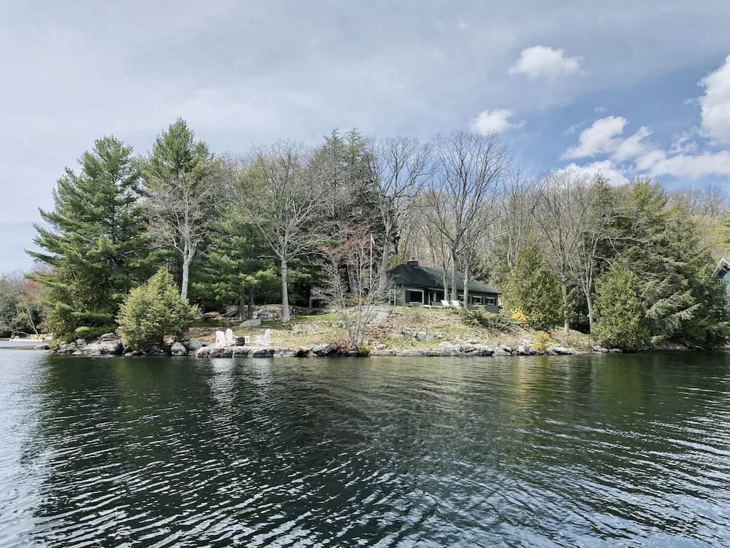 20 Top Airbnb Cottages in Muskoka for an Epic Getaway 37 Family Friendly Lake Joseph cottage. Waterfront view of the peninsula with pine and maple trees and the green cottage between them.