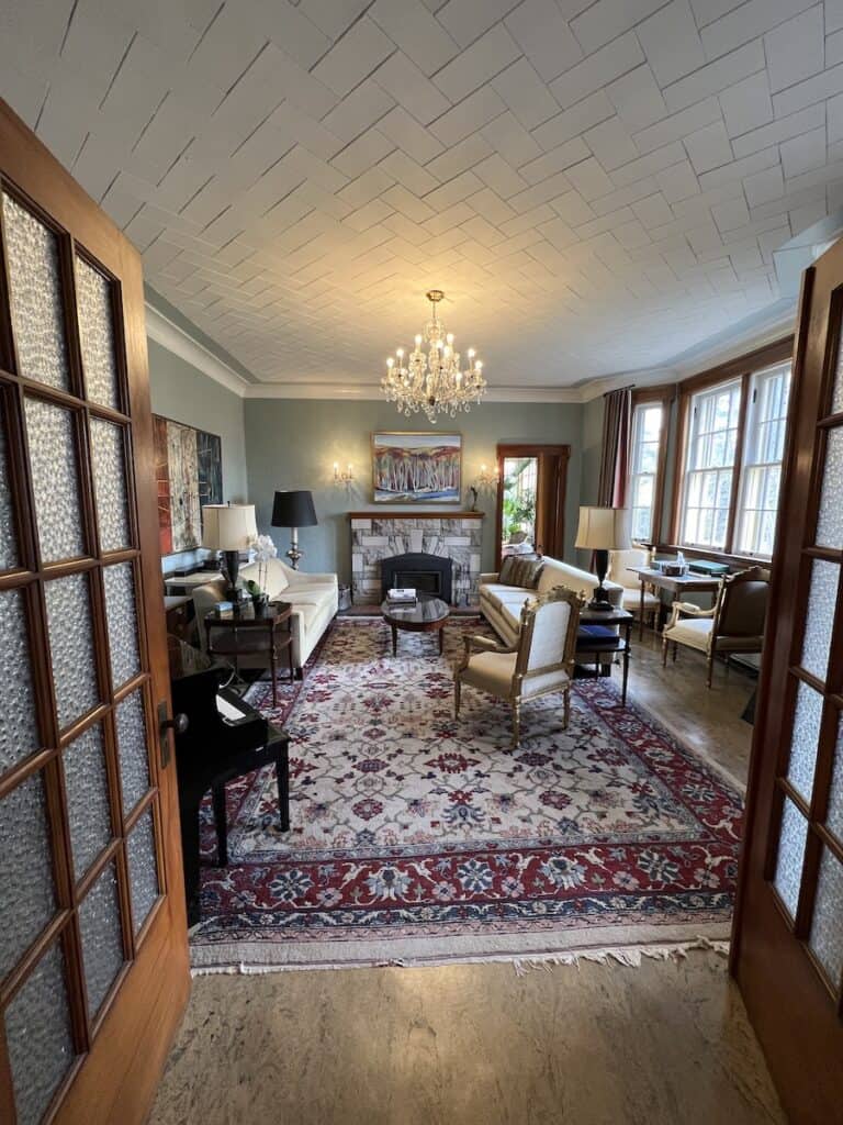 Honest Hotel Review: Manoir Chamberland in Montebello 3 manoir chamberland lounge