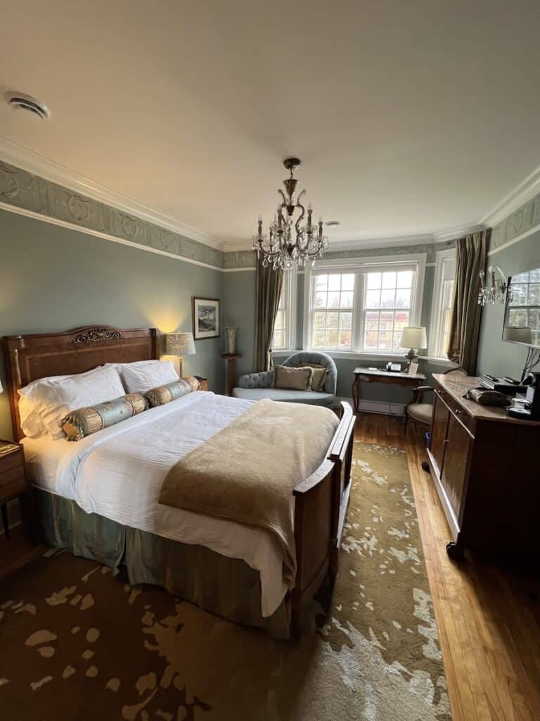 Honest Hotel Review: Manoir Chamberland in Montebello 10 manoir chamberland room 1