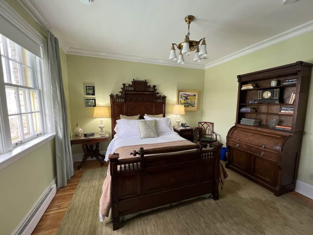 Honest Hotel Review: Manoir Chamberland in Montebello 9 manoir chamberland room 2