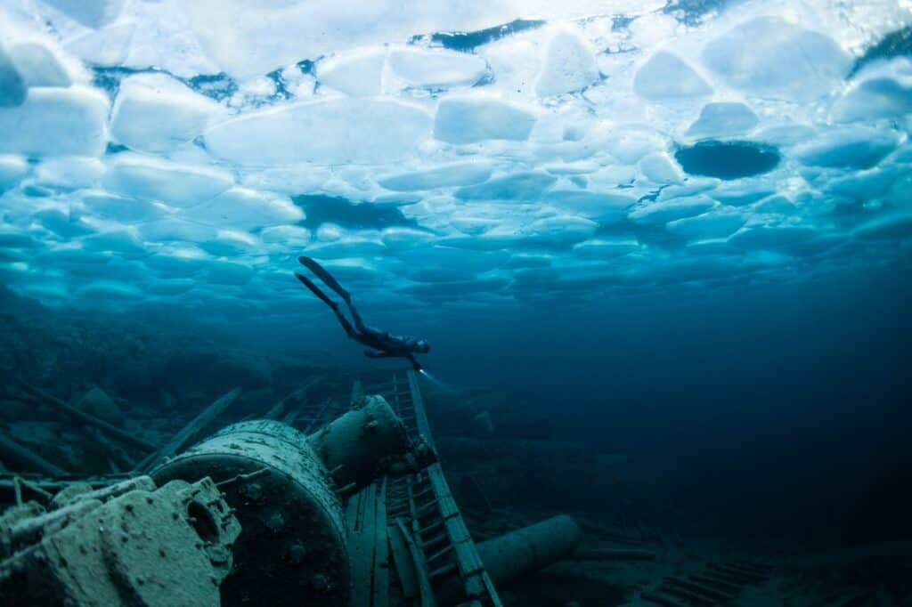 25 Jaw-Dropping Things to Do Tobermory, Ontario 13 (c) Destination Ontario
Man scuba diving to the shipwrecks in Tobermory in the winter.
