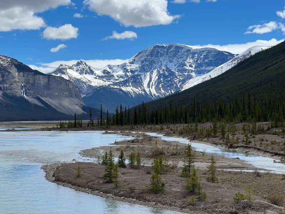 19 Best Stops on the Jasper to Lake Louise Drive 6 Breathtaking scenery of a lake beneath the Rocky Mountains