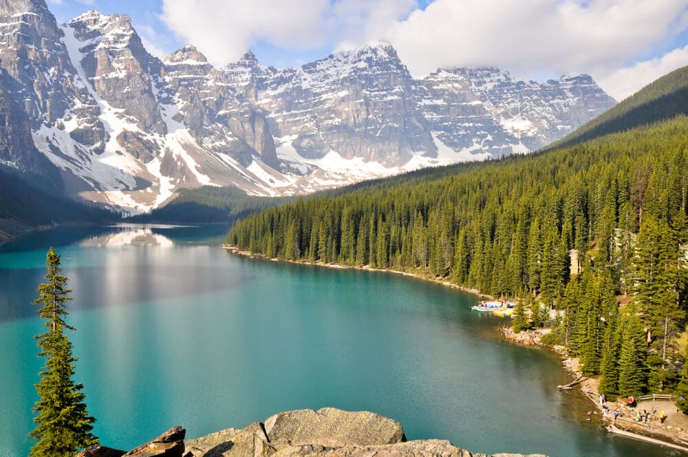 5 Best Banff Helicopter Tours (2024) 4 A Banff helicopter tour will show you this view of Moraine lake, the beautiful trees, and the mountains.