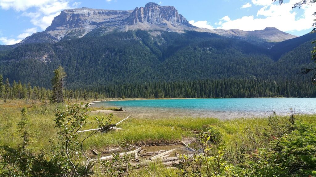Banff National Park Itinerary: 1, 3, and 5 Day Guides 16 Beautiful scenery of a mountain and lake in Yoho National Park, a great place to visit if you have 5 days in Banff National Park.