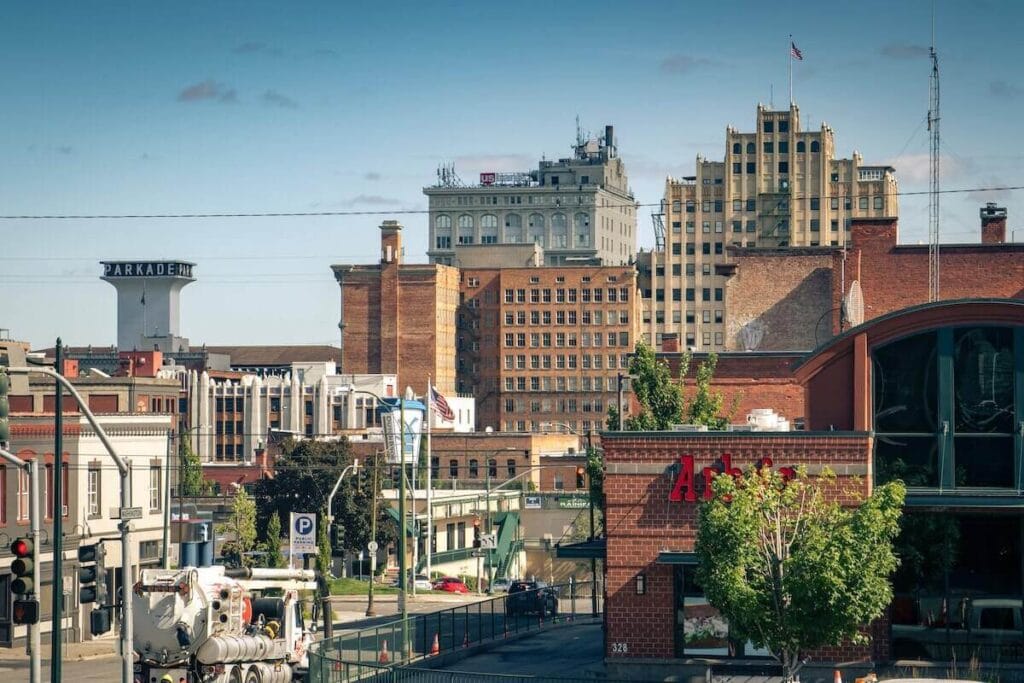 23 Pros and Cons of Living in Washington State in 2024 3 A photo of brown and white concrete buildings in Washington State surrounded by tall buildings on a sunny day.