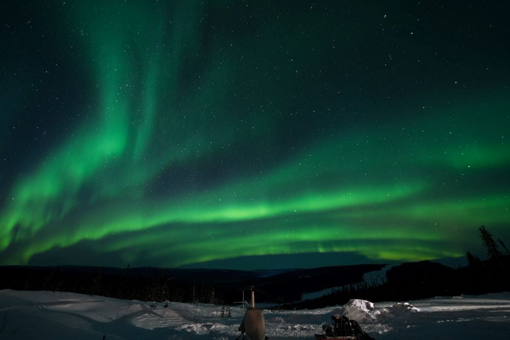 27 Pros and Cons of Living in Alaska in 2024 5 Beautiful northern lights of Alaska with a mix of blue and green colors in the sky.