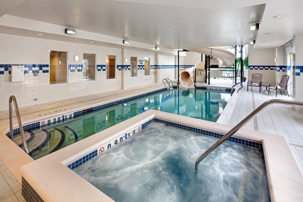 10 Best Hotels with Waterslides in Toronto 12 A rectangular shaped indoor pool with a white spiral 3-storey waterslide. A jacuzzi can also be seen beside the pool. This is in Fairfield Inn one of the bst hotels with waterslides in Toronto