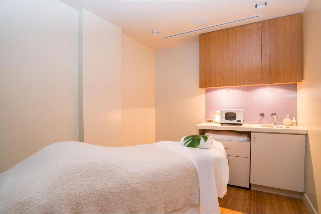 23 Best Vancouver Hotels with Balconies (A Local’s Guide) 18 A single massage bed inside a room with wooden flooring and minimalistic cabinets. This is the massage area in the Lagrande Residence Vancouver.