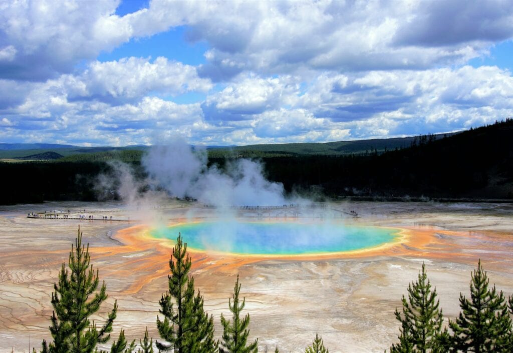 11 Reasons to Live in the US 4 The lake at Yellowstone Nationa Park.