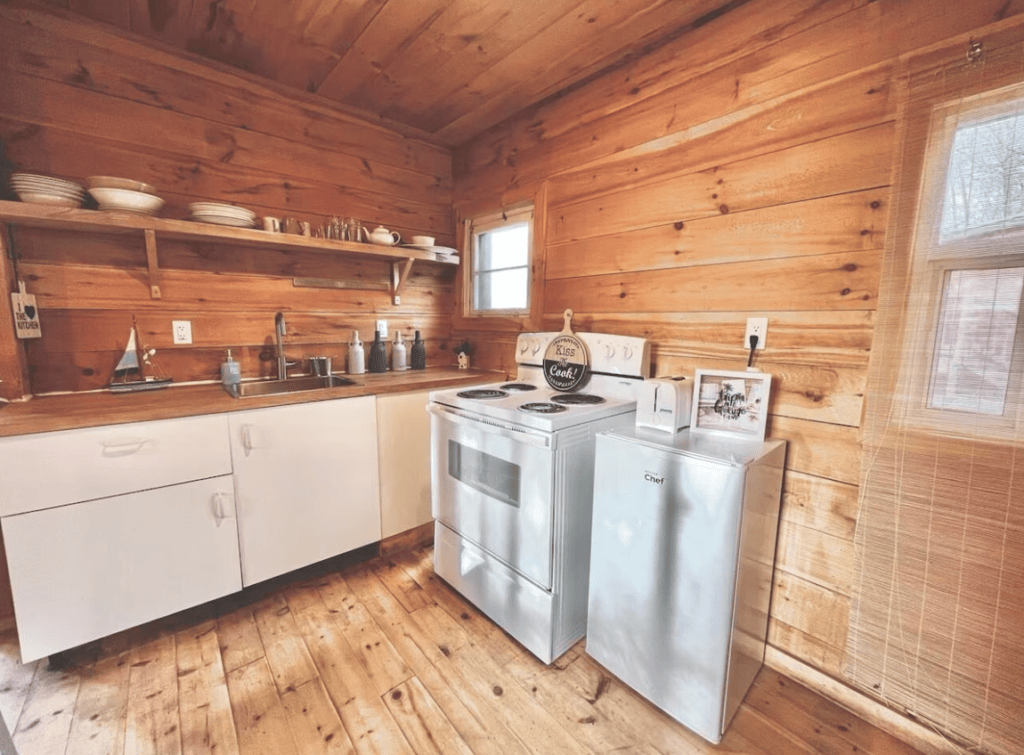 20 Top Airbnb Cottages in Muskoka for an Epic Getaway 27 Muskoka Lake Cottages Kitchen